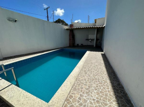 Apto pavimento superior a 900m da praia de Taperapuã (Axé Moi), com piscina e área gourmet, i acomodação com 2 quartos (ambos com ar)com vista para o mar e internet privada 300MBPS.